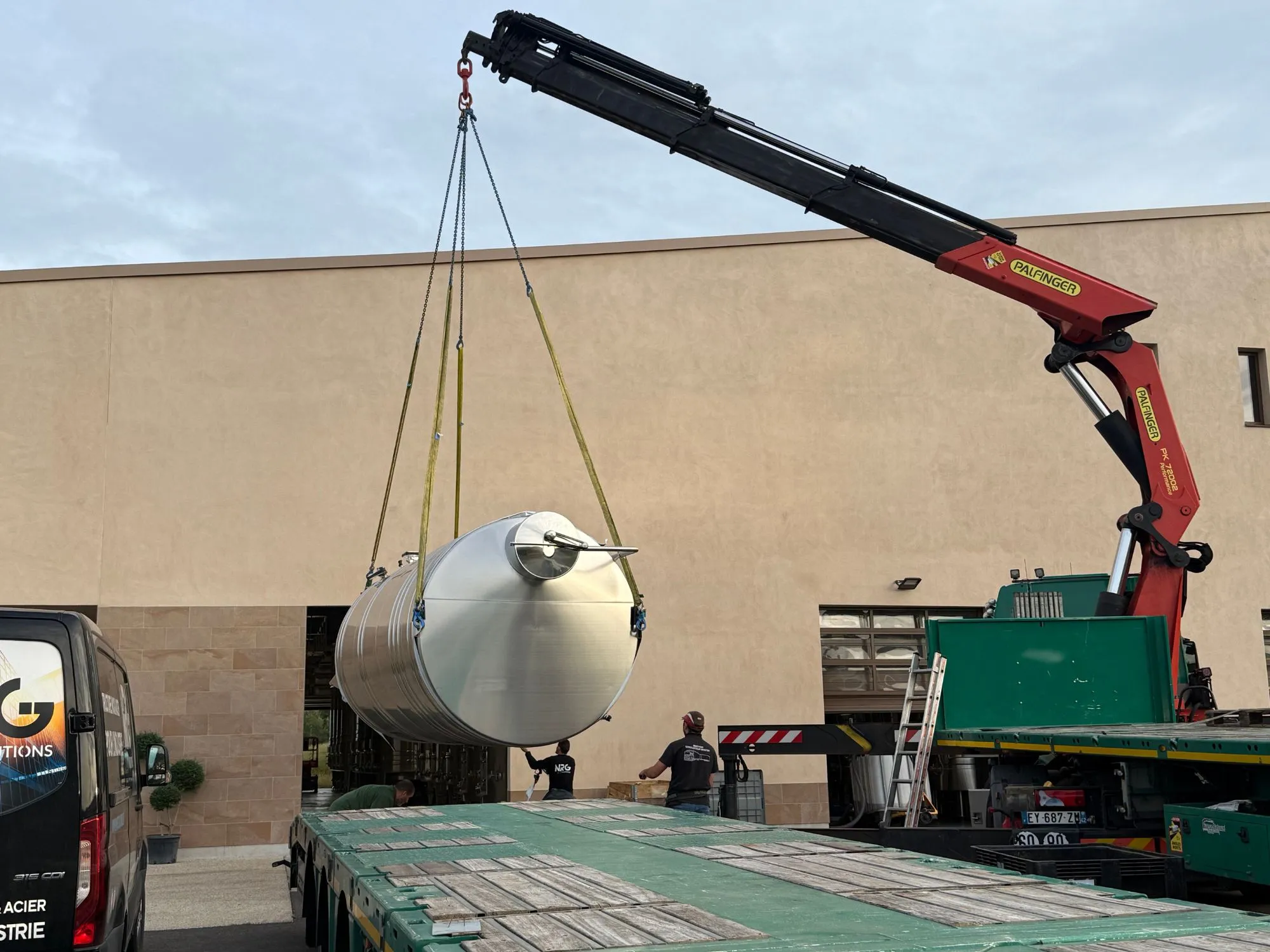 Le chai est éco-conçu pour maîtriser l’ensemble des processus qualitatifs haut de gamme liés à la vinification de grands vins